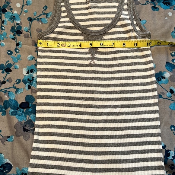 3/$18 Gap ribbed tank top size x-small - Picture 3 of 7